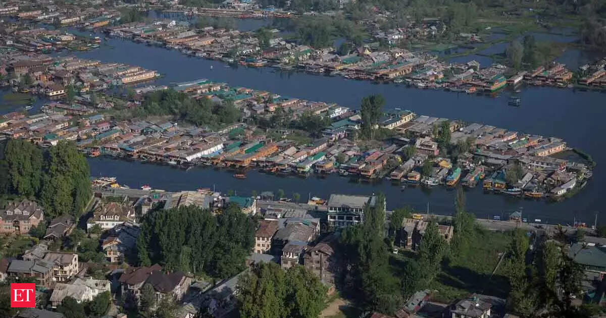 भारत-पाकिस्तान तनाव: प्रवासी श्रमिकों का पलायन उद्योग पर एक टोल लेता है