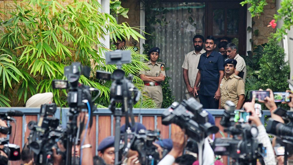 हरियाणा आईपीएस अधिकारी की मौत: पत्नी द्वारा एफआईआर में 'हल्की धाराओं' पर आपत्ति जताने के बाद पु