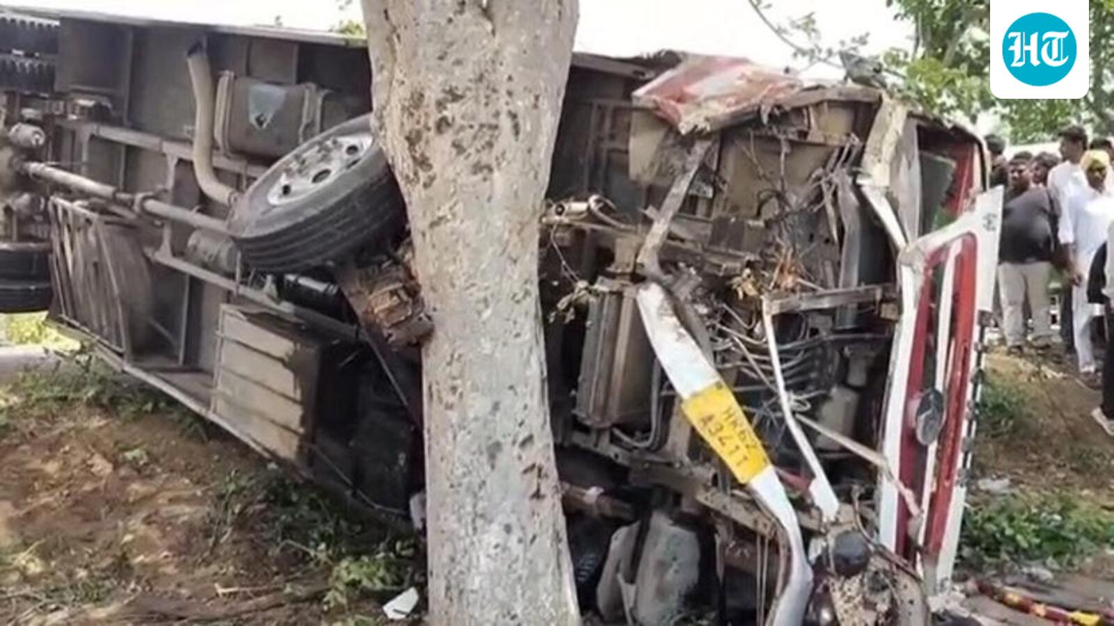 हरियाणा के फतेहाबाद में निजी बस पलटने से 3 की मौत, 12 घायल